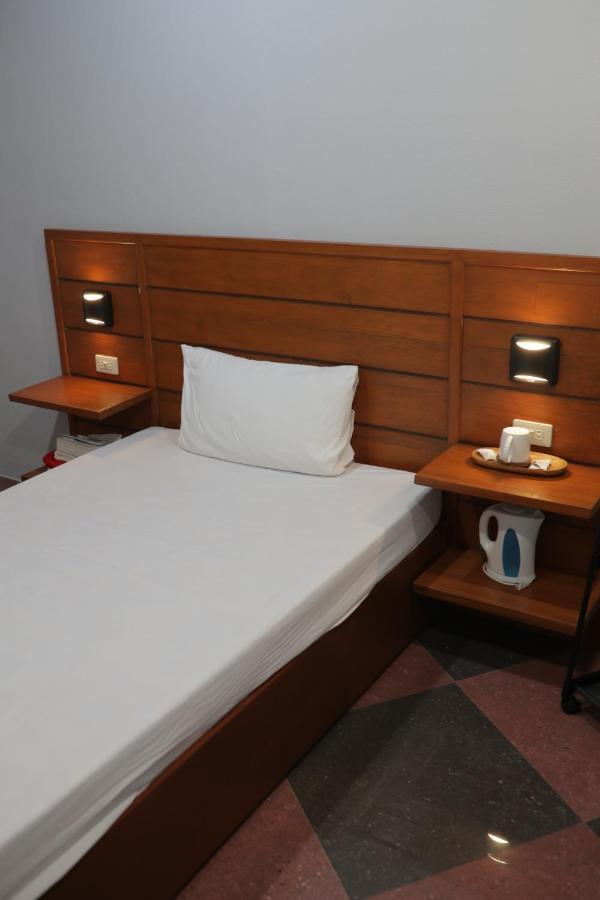 Cerca Hotel Balabag  Екстер'єр фото