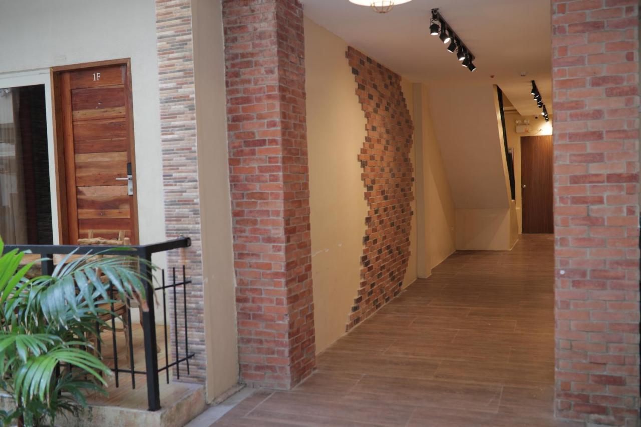 Cerca Hotel Balabag  Екстер'єр фото